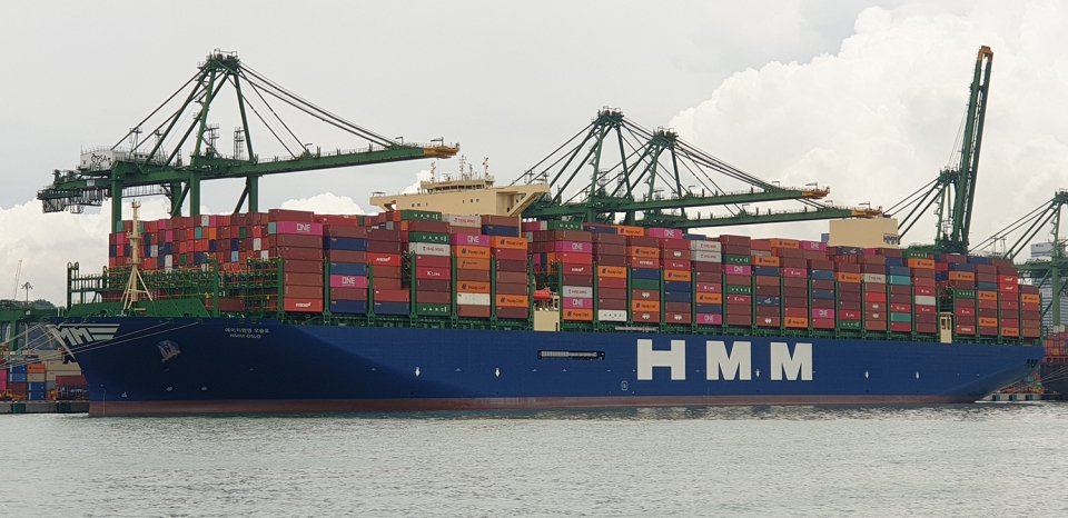 2만4000TEU급 세계 최대 컨테이너선 ‘HMM 오슬로’호가 싱가포르 PSA항만에서 하역 작업을 진행하고 있다.