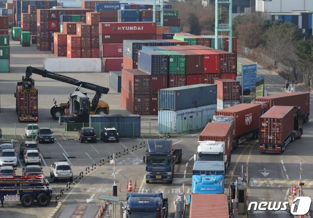 경기 의왕시 내륙컨테이너기지(ICD)가 화물차량의 운행 및 화물 이송으로 분주한 모습을 보이고 있다. 2022.12.12/뉴스1 ⓒ News1 송원영 기자