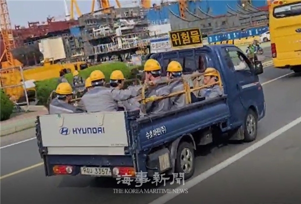 조선하청지회가 협력사 근로자들이 타고 운행하는 위험하다고 주장하는 장면