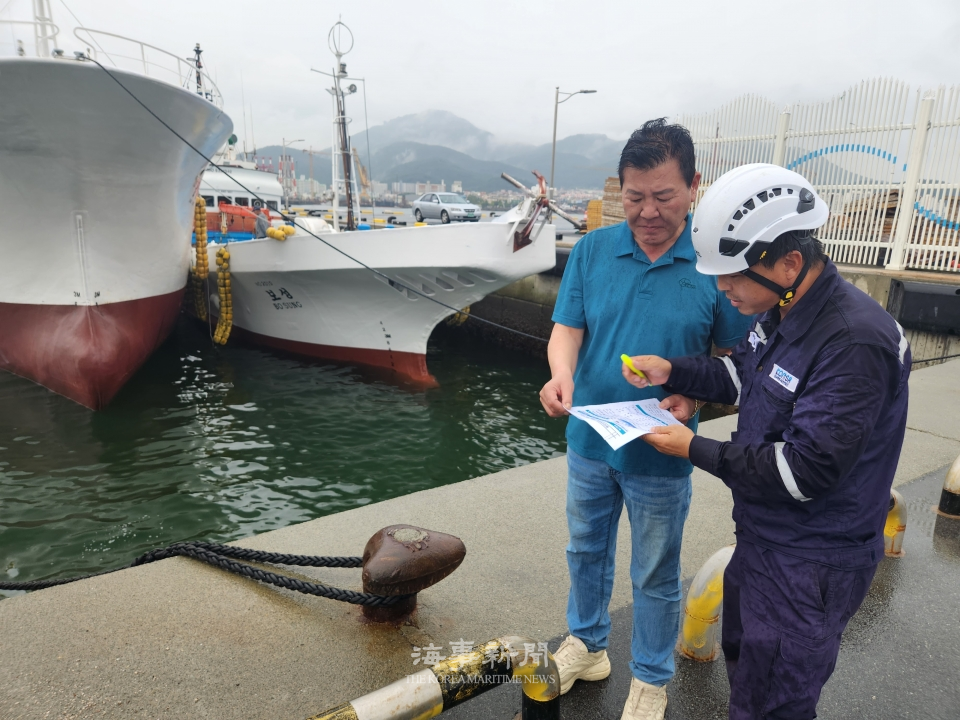 9월 14일(목) 한국해양교통안전공단 통영지사 선박검사원(오른쪽)이 원양어획물운반선 선장(왼쪽)에게 ‘어획물 적재 가이드’를 전달하며, 운항 시 적재 중량 준수 등에 대해 안내하는 모습