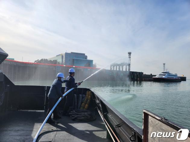 한국해양교통안전공단 인천운항관리센터 직원이 여객선 내 소화장비를 점거하고 있다.(한국해양교통안전공단 인천운항관리센터 제공)/뉴스1