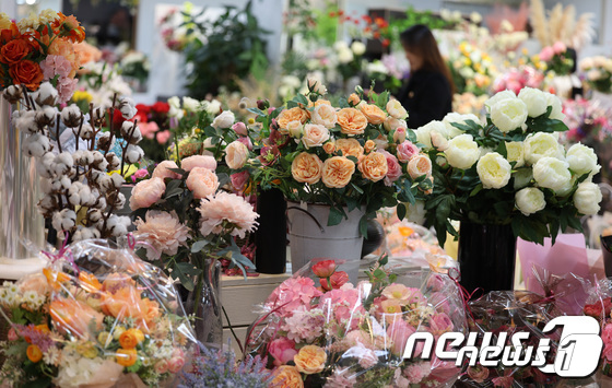 서울 서초구 양재꽃시장을 찾은 시민들이 꽃을 고르고 있다. (서울=뉴스1) 신웅수 기자