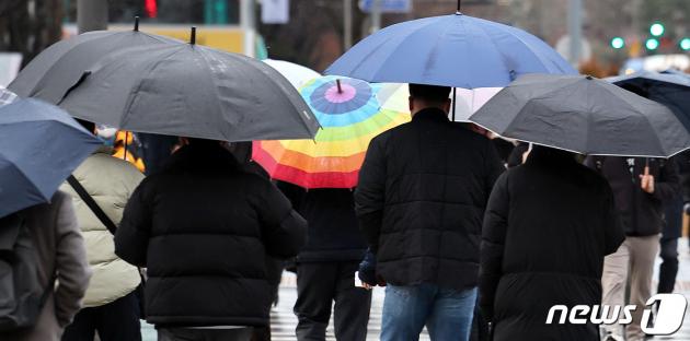 전국 대부분 지역에 비 또는 눈이 내린 21일 오전 서울 광화문네거리 인근에서 우산 쓴 시민들이 출근길 발걸음을 옮기고 있다. 2024.2.21/뉴스1 ⓒ News1 박지혜 기자