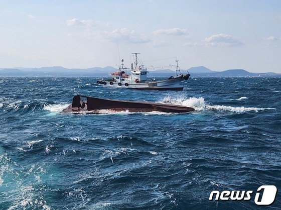 지난 8일 오후 서귀포 해상에서 전복된 어선 A호(서귀포해양경찰서 제공)