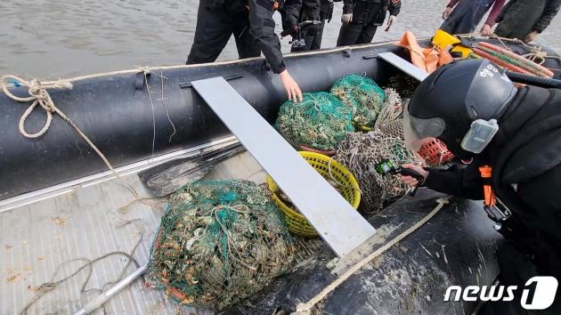 해경이 27일 연평도 인근 해역에서 범게 80kg을 불법포획한 중국어선을 나포했다.(해경청 제공)