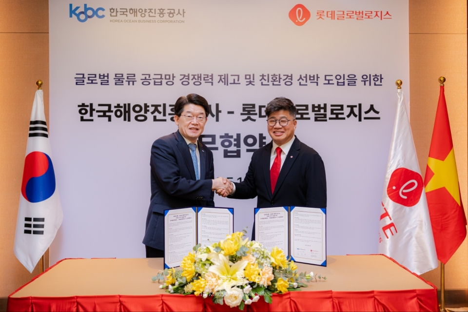 롯데글로벌로지스와 한국해양진흥공사가 지난달 10일 베트남 호치민에서 ‘글로벌 물류 공급망 경쟁력 제고 및 친환경 선박 도입을 위한 업무협약(MOU)’을 체결했다. 강병구 롯데글로벌로지스 대표이사(사진 오른쪽), 김양수 한국해양진흥공사 사장(사진 왼쪽)  ⓒ롯데글로벌로지스