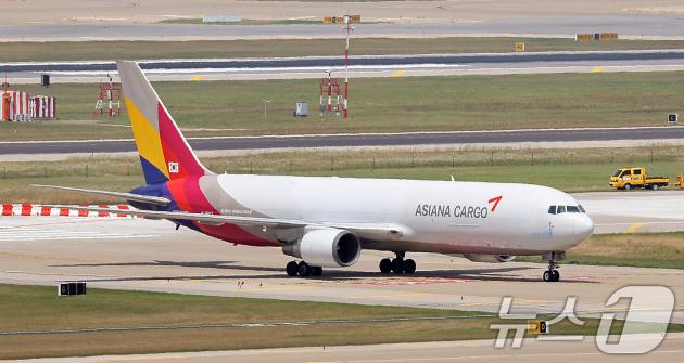 인천국제공항 활주로에서 이동하는 아시아나항공 화물기. 2024.6.17/뉴스1 ⓒ News1 김진환 기자