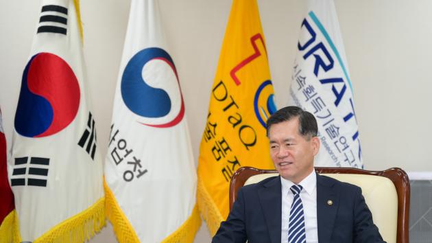 석종건 방위사업청장이 지난 22일 정부과천청사에서 뉴스1과 인터뷰하고 있다.(방위사업청 제공)