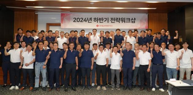 롯데글로벌로지스 임직원들이 '2024 하반기 전략 워크샵'에서 기념촬영을 하고 있다. /롯데글로벌로지스 제공