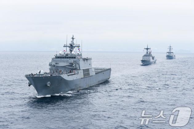 지난달 7일(현지시각) 천자봉함(앞쪽), 충무공이순신함(가운데), 율곡이이함(뒤쪽)이 환태평양훈련 참가 차 하와이로 이동하고 있다. (해군 제공) 2024.7.9/뉴스1