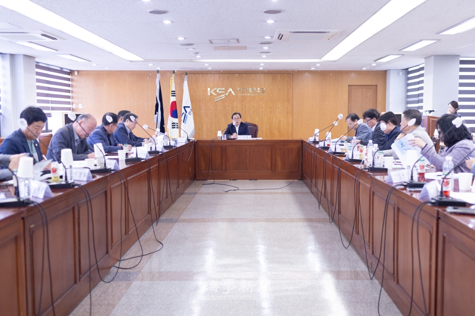 해운기자단과 간담회를 갖고 있는 이채익 이사장