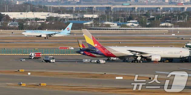 22일 오후 인천국제공항 계류장에 대한항공과 아시아나 비행기들이 계류해있다. 2024.11.22/뉴스1 ⓒ News1 이승배 기자