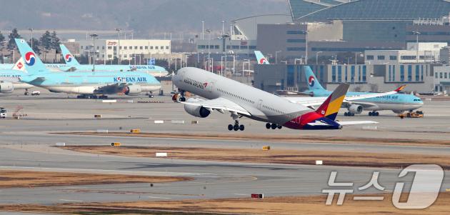 11일 인천공항 계류장 및 활주로에 대한항공과 아시아나 비행기의 모습이 보이고 있다. 2024.12.11/뉴스1 ⓒ News1 이승배 기자