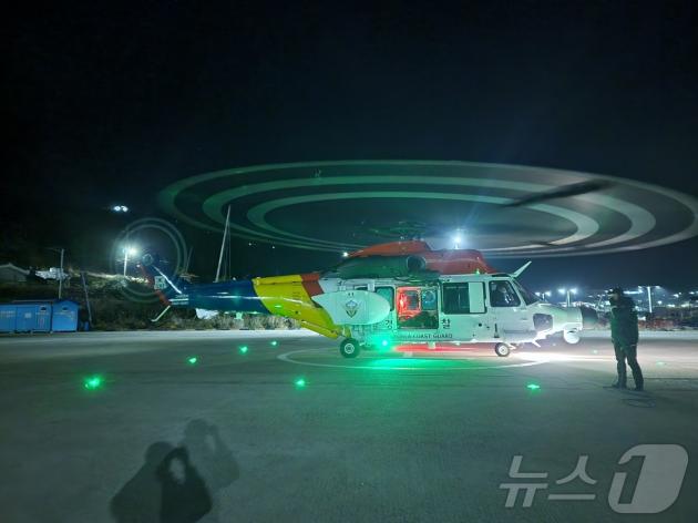 제주해양경찰청에 배치된 '흰수리 4호'가 공식 취항 후 첫 환자이송 임무를 수행했다./뉴스1