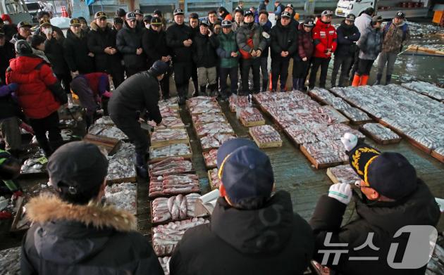 부산 서구 부산공동어시장에서 중도매인들이 힘찬 손짓으로 새해 첫 수산물 경매를 진행하고 있다. 2025.1.2/뉴스1 ⓒ News1 윤일지 기자
