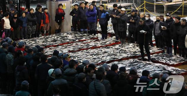 부산 서구 부산공동어시장에서 중도매인들이 힘찬 손짓으로 새해 첫 수산물 경매를 진행하고 있다. 2025.1.2/뉴스1 ⓒ News1 윤일지 기자