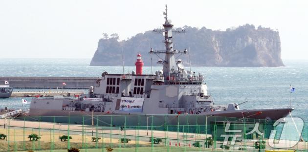 3일 모항인 제주 서귀포시 강정동 제주해군기지에 정박한 해군의 최신예 이지스 구축함 정조대왕함(DDG, 8200톤급). 2025.2.3/뉴스1 ⓒ News1 오현지 기자