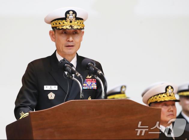 3일 오전 제주 서귀포시 강정동 제주해군기지 복지관 강당에서 열린 해군 기동함대사령부 창설식에서 양용모 해군참모총장이 축사하고 있다. 2025.2.3/뉴스1 ⓒ News1 오현지 기자