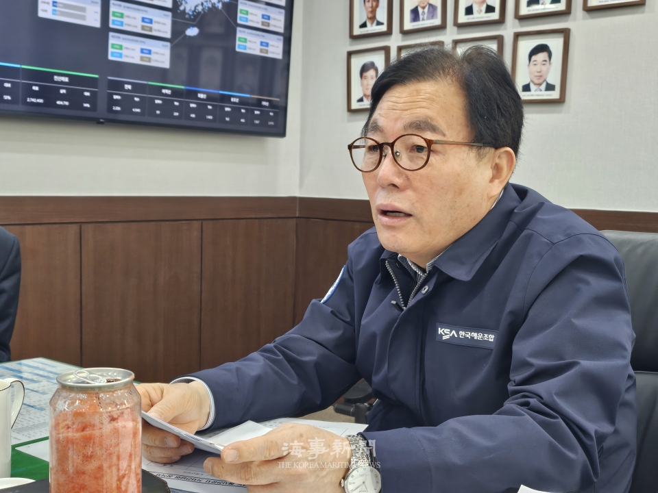 한국해운조합 이채익 이사장이 기자간담회에서 발언하고 있다.