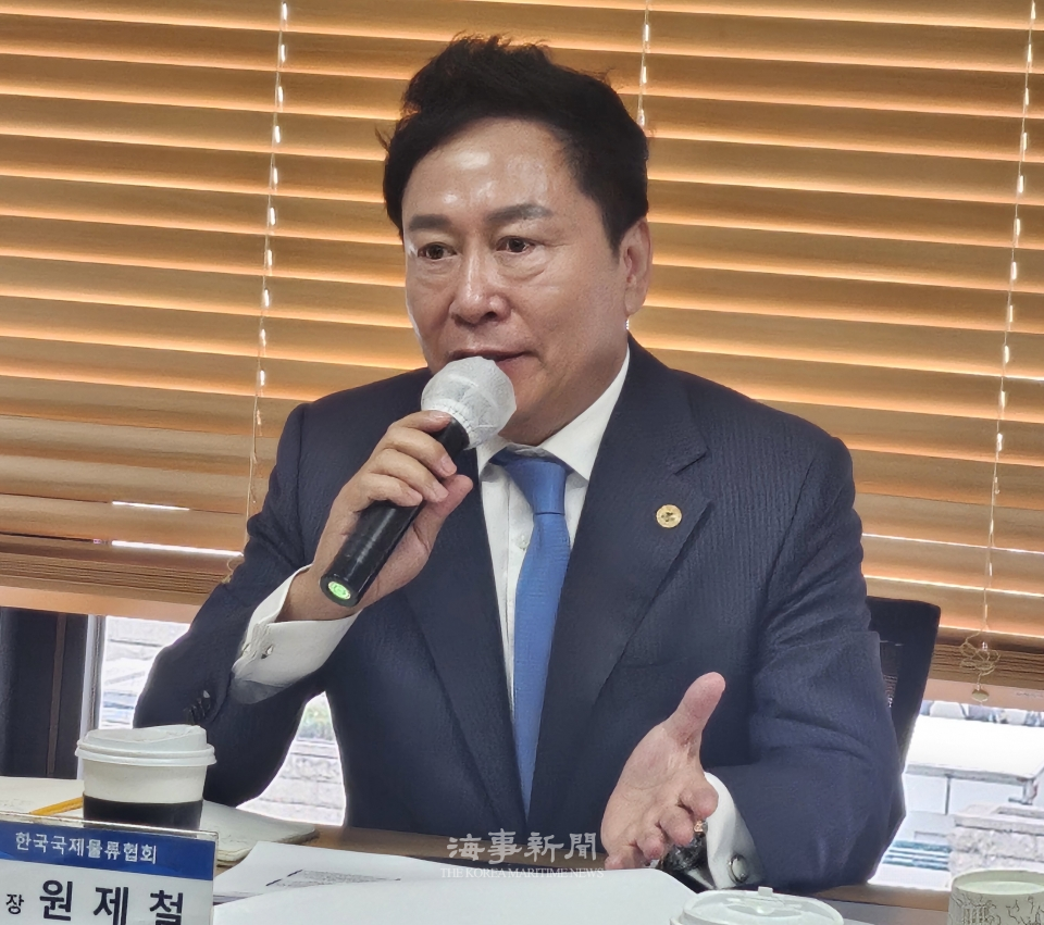 원제철 KIFFA 회장이 20일 오전 협회 대회의실에서 기자간담회를 열고 발언하고 있다.