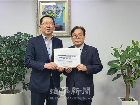 국민의힘 조승환 의원에게 정책비전 제안서 전달(제공 해운조합)