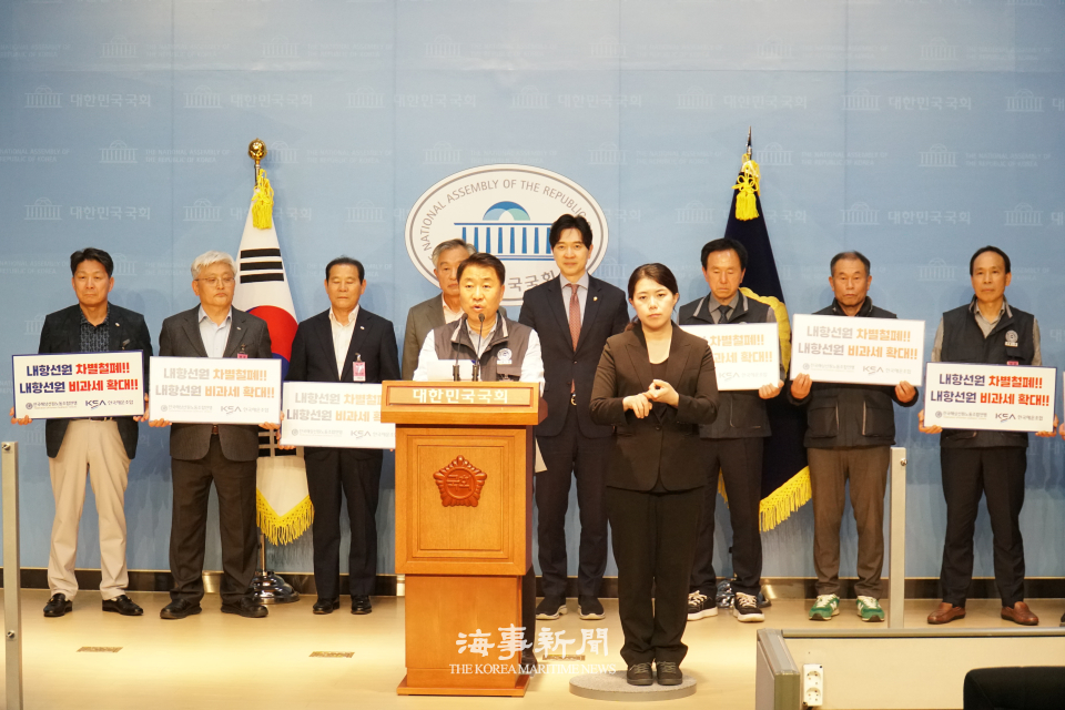 국회에서 비과세 촉구하는 박성용 선원노련 위원장