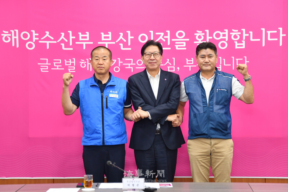 지난해 7월 해수부 노조와 협력을 위해 만난 박 시장 / 출처 해수부