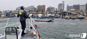 '천만다행' 군산 비응항서 강풍으로 선수줄 풀린 어선 구조
