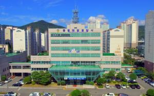 통영해경, 16만톤급 원유운반선 그리스 선원 긴급 후송…여수공항 이송